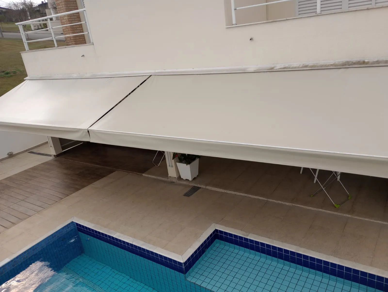 Toldo articulado em área externa