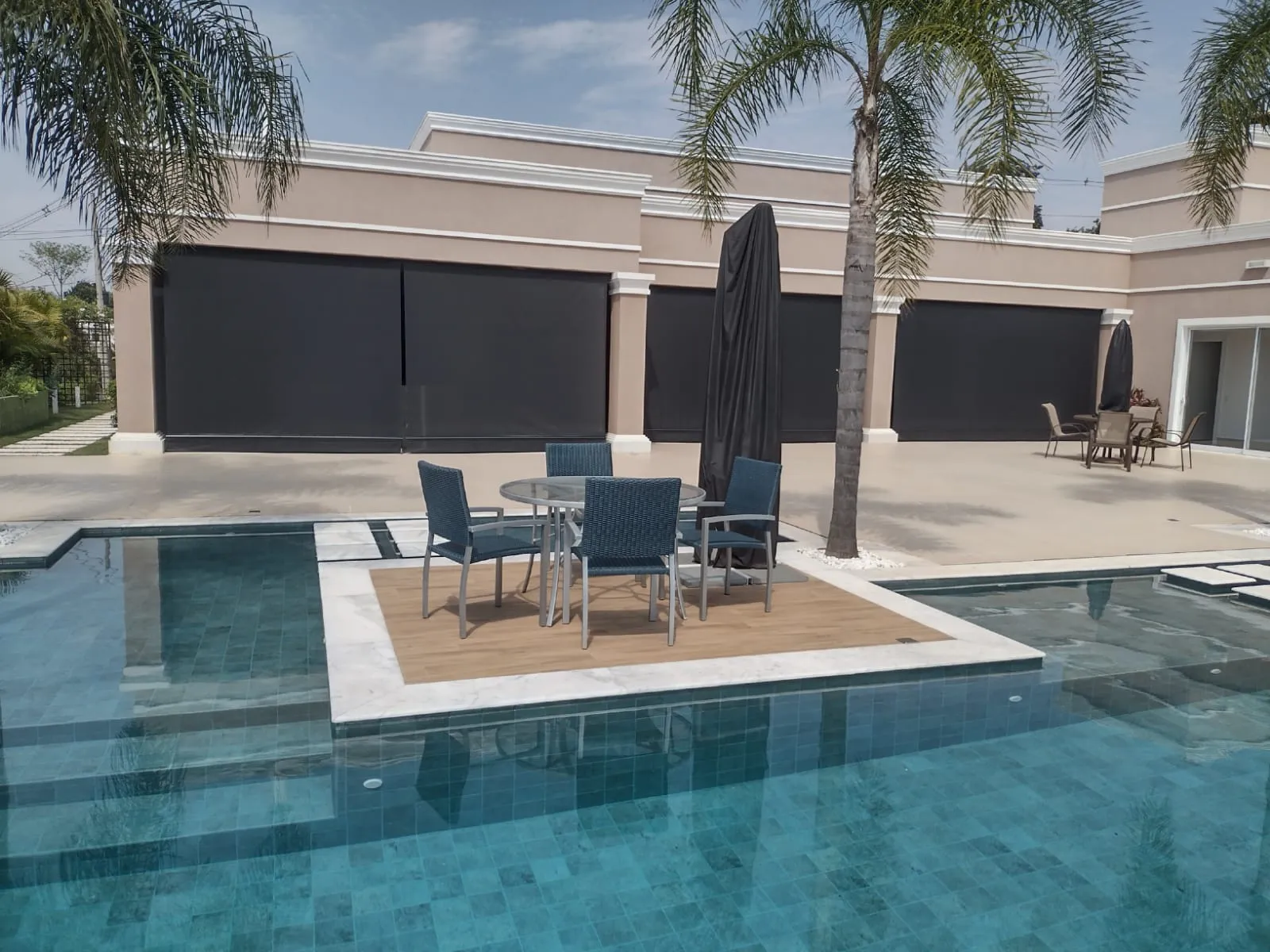Toldo cortina em tela screen instalado em residência em Sorocaba