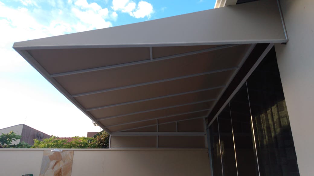 Detalhe de toldo fixo em lona acrílica
